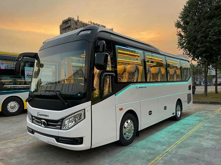 Xe 32 chỗ phục vụ đoàn tại sân bay Phù Cát